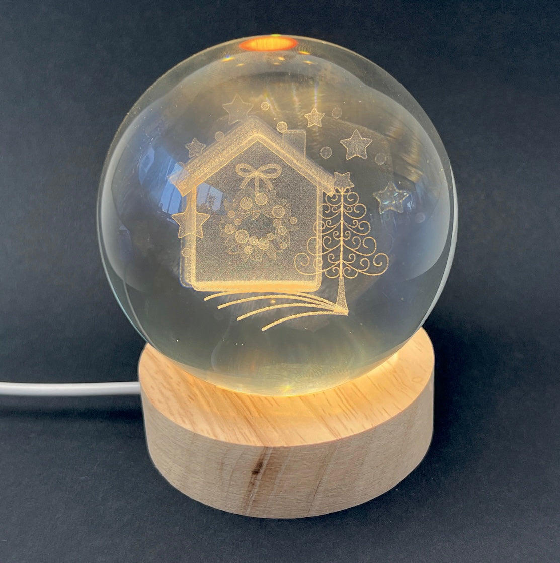 Sfera in vetro casa con ghirlanda